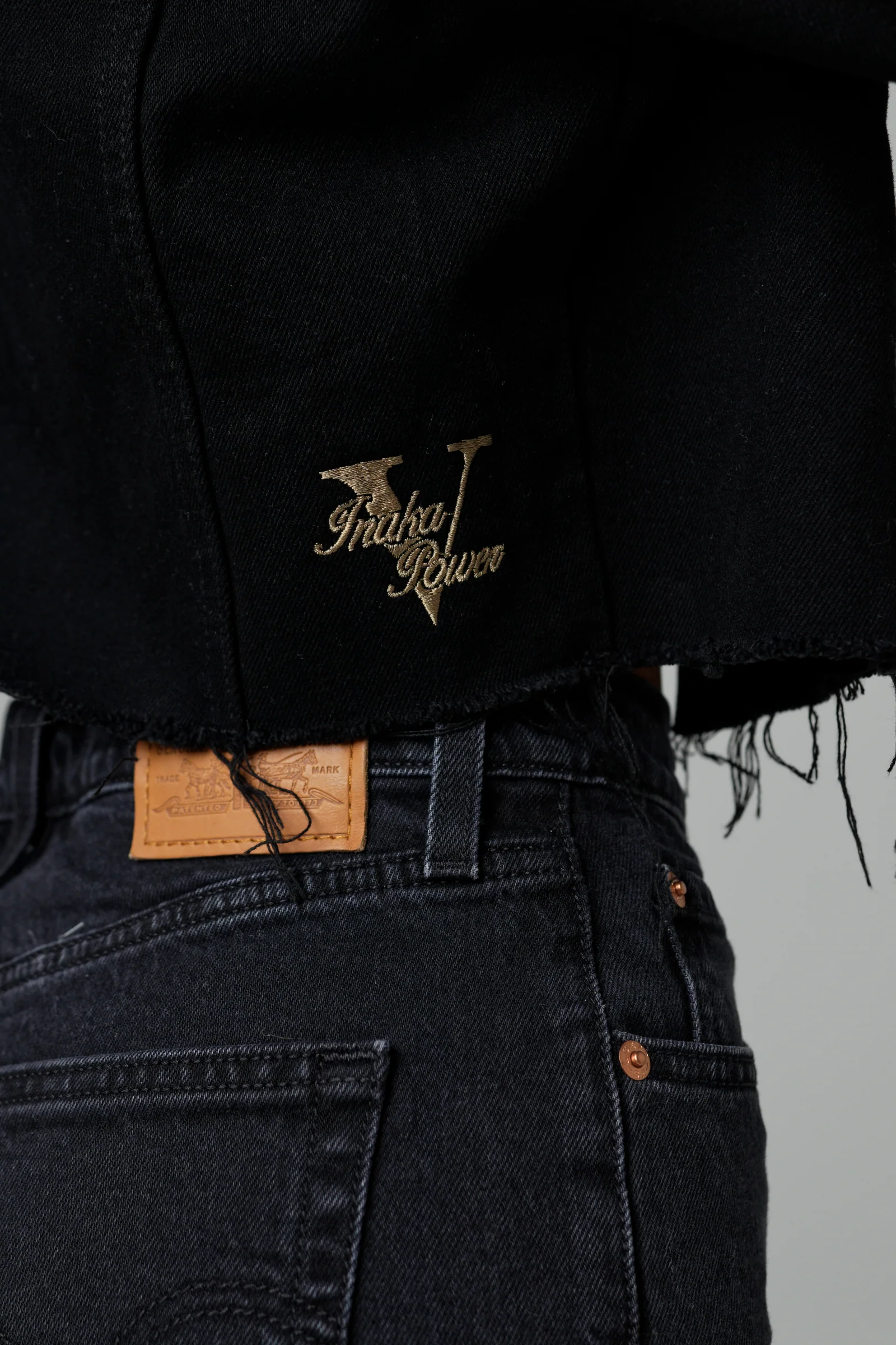 WOMEN'S CROPPED DENIM JACKET - BLACK - Image 4