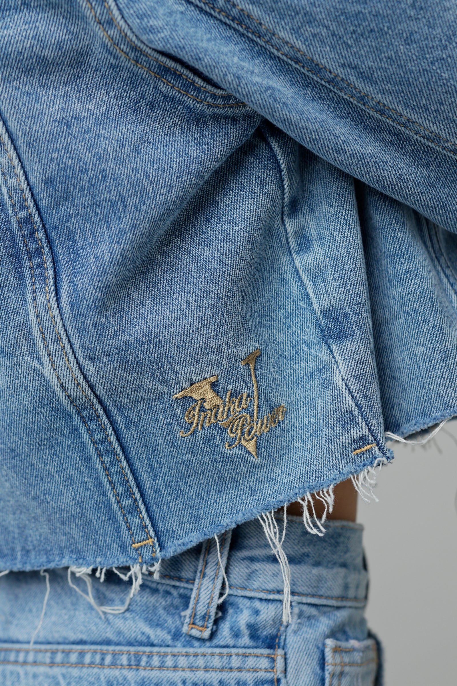 WOMEN'S CROPPED DENIM JACKET - DENIM - Image 4